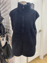 Load image into Gallery viewer, Uniqlo fuzzy vest XXL

