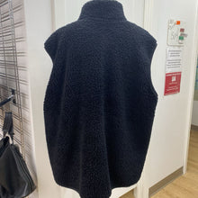 Load image into Gallery viewer, Uniqlo fuzzy vest XXL
