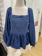 Load image into Gallery viewer, Gap smocked top L
