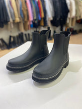 Load image into Gallery viewer, Hunter short rain boots 9
