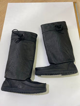 Load image into Gallery viewer, Manitobah Mukluk leather boots 6 (New Condition)
