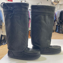 Load image into Gallery viewer, Manitobah Mukluk leather boots 6 (New Condition)
