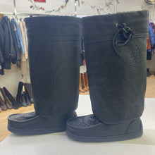 Load image into Gallery viewer, Manitobah Mukluk leather boots 6 (New Condition)
