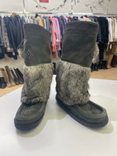 Load image into Gallery viewer, Manitobah Mukluk boots 7
