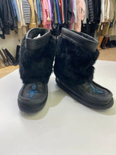 Load image into Gallery viewer, Manitobah Mukluk short boots 7
