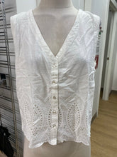 Load image into Gallery viewer, Gap eyelet top M
