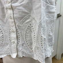 Load image into Gallery viewer, Gap eyelet top M
