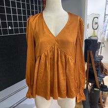 Load image into Gallery viewer, French Connection satin top M
