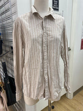 Load image into Gallery viewer, H&amp;M Slim Fit linen/cotton button up L
