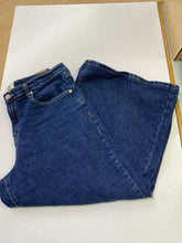 Load image into Gallery viewer, BDG wide leg crop jeans 32
