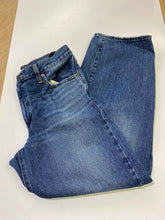 Load image into Gallery viewer, Levis Baggy Dad jeans 29
