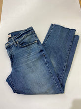 Load image into Gallery viewer, Lucky Brand cropped jeans 8/29
