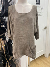 Load image into Gallery viewer, Beyond Capri linen top OS
