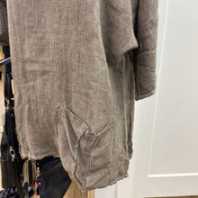 Load image into Gallery viewer, Beyond Capri linen top OS
