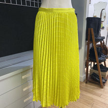 Load image into Gallery viewer, Banana Republic pleated skirt 6
