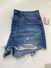 Load image into Gallery viewer, Levis denim shorts 30
