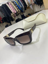 Load image into Gallery viewer, Valentino V692S Superstud Cat Eye sunglasses
