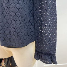 Load image into Gallery viewer, Gap eyelet top M
