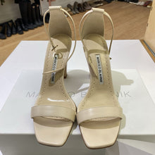 Load image into Gallery viewer, Manolo Blahnik Tessara sandals 36
