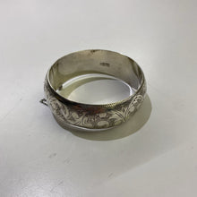 Load image into Gallery viewer, Vintage Sterling Silver bangle
