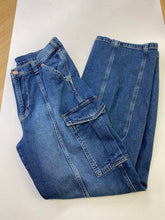 Load image into Gallery viewer, Gap 90's Loose Cargo Mid Rise jeans 8
