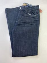 Load image into Gallery viewer, Paige Rising Glen jeans 29
