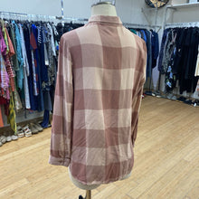 Load image into Gallery viewer, RW&amp;CO plaid top M
