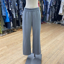 Load image into Gallery viewer, Lululemon pull on pants 8
