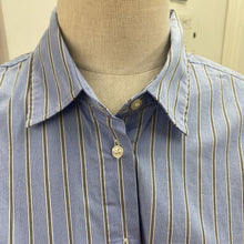 Load image into Gallery viewer, Gap Fitted Crop Shirt NWT M
