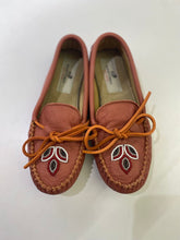 Load image into Gallery viewer, Manitobah Mukluk Kayak moccasins NWOT 6
