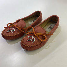 Load image into Gallery viewer, Manitobah Mukluk Kayak moccasins NWOT 6
