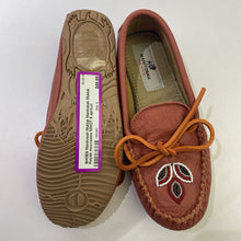 Load image into Gallery viewer, Manitobah Mukluk Kayak moccasins NWOT 6
