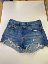 Load image into Gallery viewer, Levis denim shorts 30

