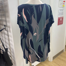 Load image into Gallery viewer, Sympli leaf print top 14
