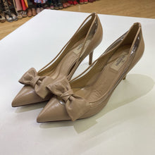 Load image into Gallery viewer, Valentino bow pumps 39
