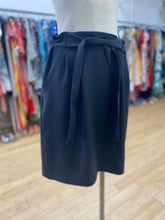 Load image into Gallery viewer, Lululemon skirt 8
