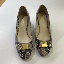 Load image into Gallery viewer, Cole Haan Snake print pumps 7.5
