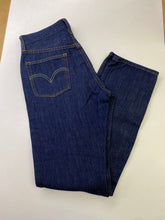 Load image into Gallery viewer, Levis 501 button fly jeans 28
