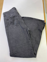 Load image into Gallery viewer, Levis ribcage bell jeans 31
