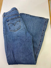 Load image into Gallery viewer, Levis ribcage bell jeans 31

