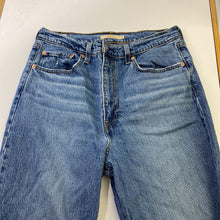 Load image into Gallery viewer, Levis ribcage bell jeans 31
