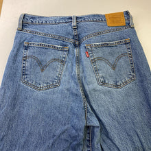 Load image into Gallery viewer, Levis ribcage bell jeans 31
