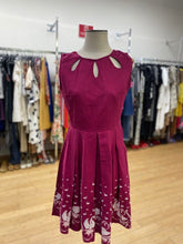 Load image into Gallery viewer, Lindy Bop swan print dress 10
