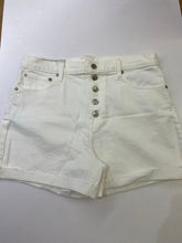 Load image into Gallery viewer, Gap shorts 32 NWT
