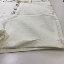 Load image into Gallery viewer, Gap shorts 32 NWT

