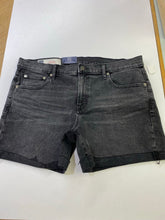 Load image into Gallery viewer, Gap shorts 32 NWT
