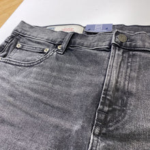 Load image into Gallery viewer, Gap shorts 32 NWT

