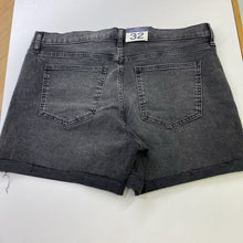 Load image into Gallery viewer, Gap shorts 32 NWT
