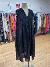 Load image into Gallery viewer, black pleated loose dress

