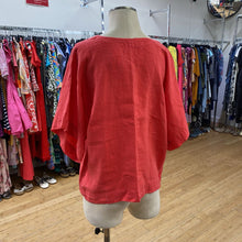 Load image into Gallery viewer, Cut Loose linen top M
